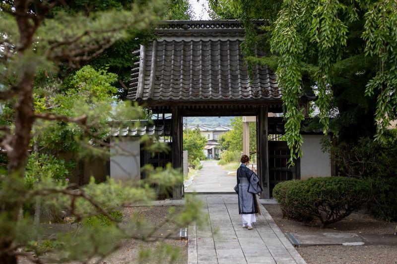 お寺の掃除をしている様子